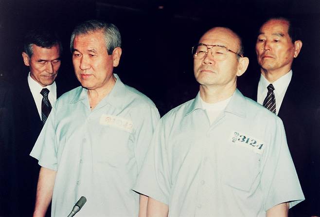 1996년 12.12 및 5.18사건 항소심 선고공판에 출석한 노태우·전두환 전 대통령의 모습. (사진= 연합뉴스)