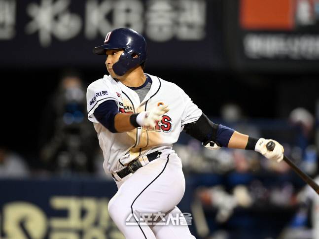 두산 강승호가 26일 잠실야구장에서 열린 2021 프로야구 두산 베어스와 키움 히어로즈 경기 6회말 1사만루 2타점 좌전안타를 치고 있다. 잠실 | 최승섭기자 thunder@sportsseoul.com