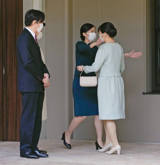 나루히토 일왕의 조카 마코 공주(오른쪽)가 26일 도쿄의 아카사카 어용지(御用地.왕실 소유 땅)의 자택을 떠나며 부모인 아키시노 왕세제 부부가 지켜보는 가운데 여동생가코 공주와 작별의 포옹을 하고 있다. 마코 공주는 이날 결혼식 없이 평민 출신의 약혼자인 고무로 게이와 혼인을 맺었다. 두 사람은 미국으로 건너가 신혼 생활을 시작할 것으로 전해졌다./연합뉴스