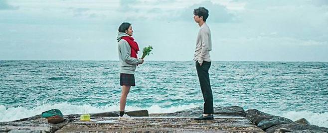 드라마 ‘도깨비’는 939년을 살아온 도깨비(공유·오른쪽)와 열아홉살 고3 수험생(김고은)의 사랑 이야기다./tvN 제공