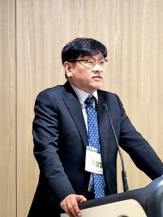 이삼열 연세대 교수가 26일 '과학기술혁신 거버넌스 발전방향' 세미나에서 발표를 하고 있다. 안경애 기자