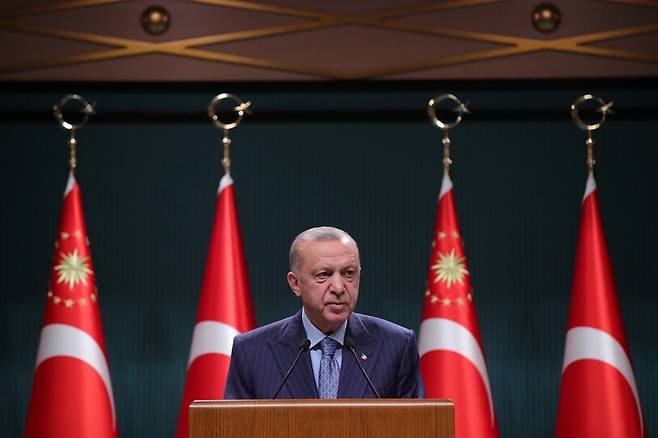 레제프 타이이프 에르도안 터키 대통령이 25일 각료회의 뒤 기자회견을 하고 있다. 앙카라/로이터 연합뉴스