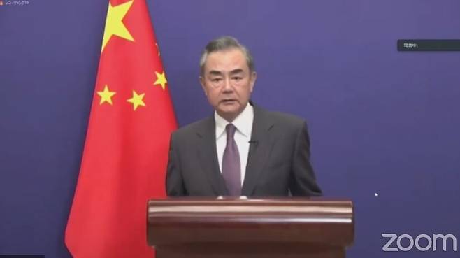 왕이 중국 외교담당 국무위원 겸 외교부장이 25일 제17회 ‘도쿄·베이징 포럼’에서 영상을 통해 메시지를 전달하고 있다. 영상 갈무리