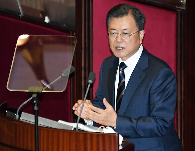 President Moon Jae-in delivers a speech on the 2022 budget at the plenary chamber of the National Assembly on Monday. (pool photo)