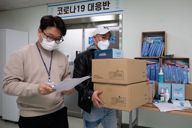 단계적 일상회복 시작 엿새를 앞둔 26일 서울 중랑구보건소에서 코로나19 대응 TF 직원들이 확진자 재택치료를 위한 건강관리 물품을 점검하고 있다. 뉴스1