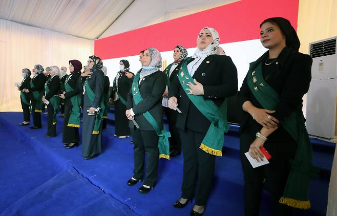 10월 19일(현지시간)이집트 역사상 최초로  국무원 판사로 임명된 여성들이 기자의 국무원 본부에서 선서식을 하고 있다. EPA 연합뉴스