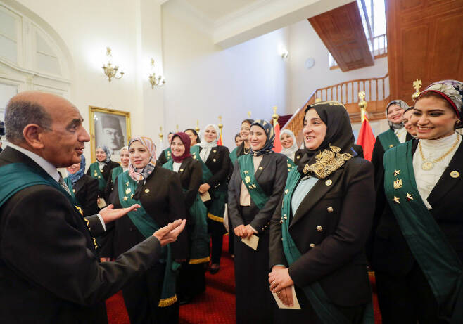 2021년 10월 19일 모하메드 마흐무드 파라그 알딘 국무원장이 취임식을 마친 뒤 새로 임명된 여성 판사들과 이야기를 나누고 있다. reuters 연합뉴스