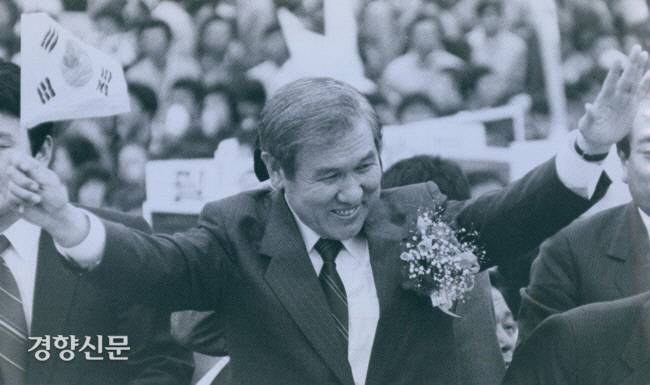 노태우 전 대통령이 1987년 대통령 선거운동에 나선 모습. 경향신문 자료사진