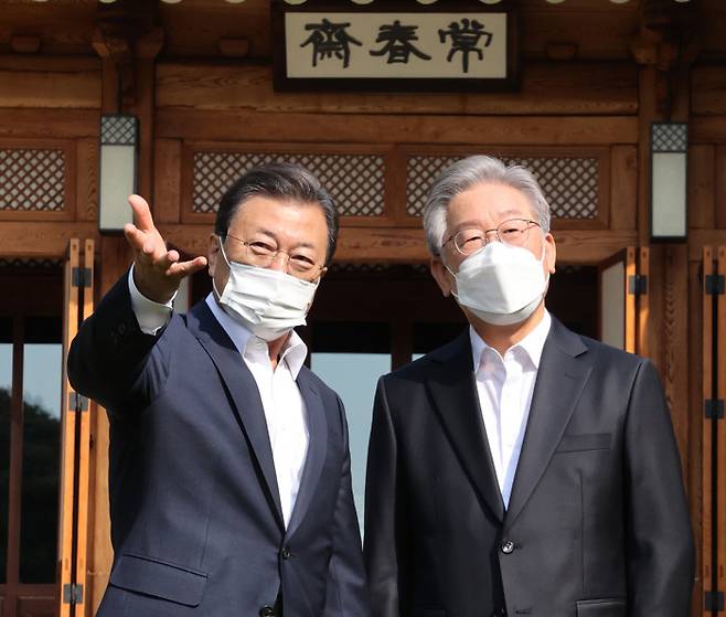 50분간의 차담 앞두고 문재인 대통령과 이재명 더불어민주당 대선 후보가 26일 청와대 상춘재에서 담소를 나누고 있다. 청와대사진기자단