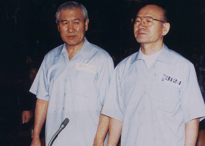 노태우 전 대통령(왼쪽)과 전직 대통령 전두환씨가 1996년 8월26일 12·12 군사쿠데타, 5·18민주화운동 탄압 사건 1심 선고공판에서 나란히 피고인석에 서 있다. 경향신문 자료사진
