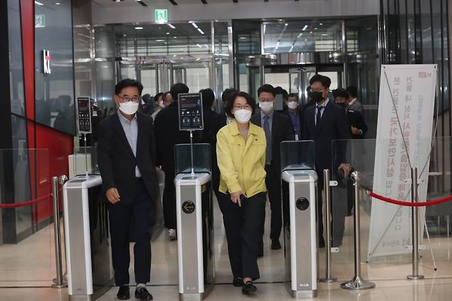 임혜숙 과학기술정보통신부 장관이 26일 오후 KT 네트워크관제센터를 방문했다. /사진제공=과기정통부