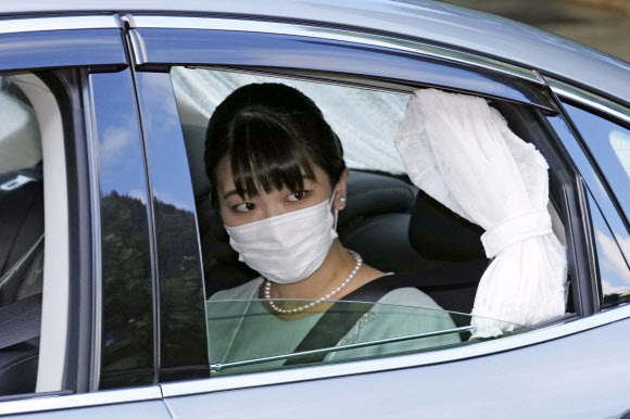 26일 결혼 절차를 완료한 마코(眞子) 공주가 도쿄에서 차를 타고 이동하고 있다. 도쿄=AP연합
