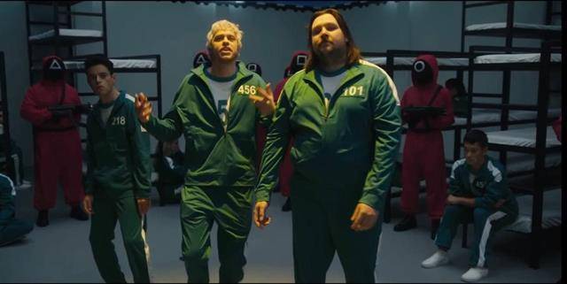 미국 예능 프로그램 ‘새터데이 나이트’(SNL)에서 한국 드라마 ‘오징어 게임’을 패러디한 장면. 영화 ‘보헤미안 랩소디’로 유명한 배우 라미 말렉(왼쪽 두 번째)이 원작의 명문대 출신 참가자 ‘조상우’(박해수 분) 역할로 나왔다. SNL 유튜브 캡처