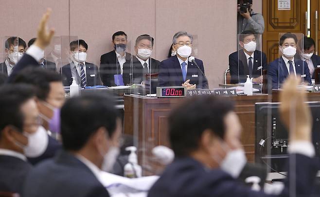 10월18일 경기도 수원시 경기도청에서 열린 국회 행정안전위원회의 경기도에 대한 국정감사에서 국민의힘 의원들이 이재명 경기지사 답변에 항의하고 있다.ⓒ연합뉴스