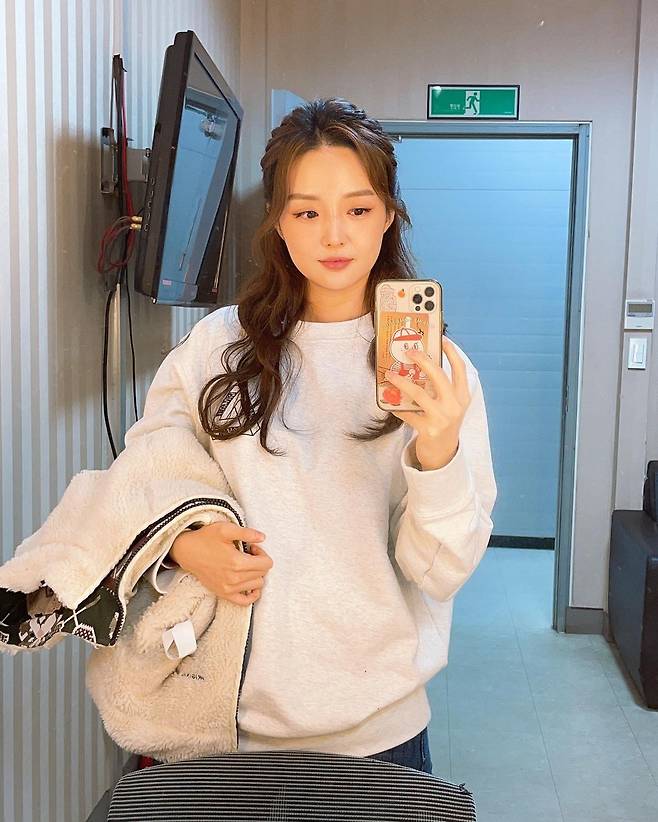 Kim So-young posted a picture on his Instagram on the morning of the 26th with an article entitled Azumi # Free Doctor who is worried that no one will know what Legolas is today.Kim So-young in the public photo is taking a mirror selfie in the waiting room. Wave Jeans half-packed head reminds me of the elves in the fantasy movie.However, some netizens who encountered it were frustrated when they responded that they did not know Legolas.Legolas is a fairy in the series Lord of the Rings, and in the film version Orlando Bloom played it.Meanwhile, Kim So-young, who was born in 1987 and is 34 years old, joined MBC announcer in 2012 and is freelancer after leaving in 2017.In the same year, Oh Sang-jin and marriage, he has a daughter and is running YouTube channel Kim So-youngs Gri TV.Photo: Kim So-young Instagram