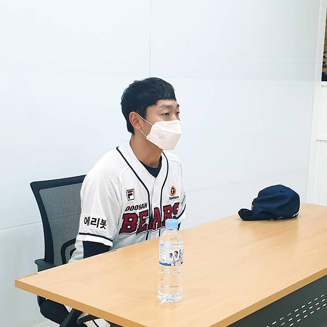 인터뷰하는 정수빈 (서울=연합뉴스) 김경윤 기자 = 두산 베어스 정수빈이 26일 서울 잠실구장에서 열린 프로야구 KBO리그 키움 히어로즈전을 마친 뒤 인터뷰하고 있다. 2021.10.26. cycle@yna.co.kr