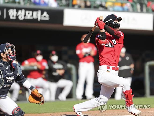 최지훈의 호쾌한 스윙 [연합뉴스 자료사진
