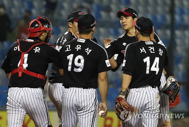 LG 승리 (대전=연합뉴스) 김준범 기자 = 26일 한화생명이글스파크에서 열린 '2021 프로야구 신한은행 SOL KBO리그' LG 트윈스와 한화 이글스의 경기에서 승리한 LG 선수들이 기쁨을 나누고 있다. 2021.10.26 psykims@yna.co.kr