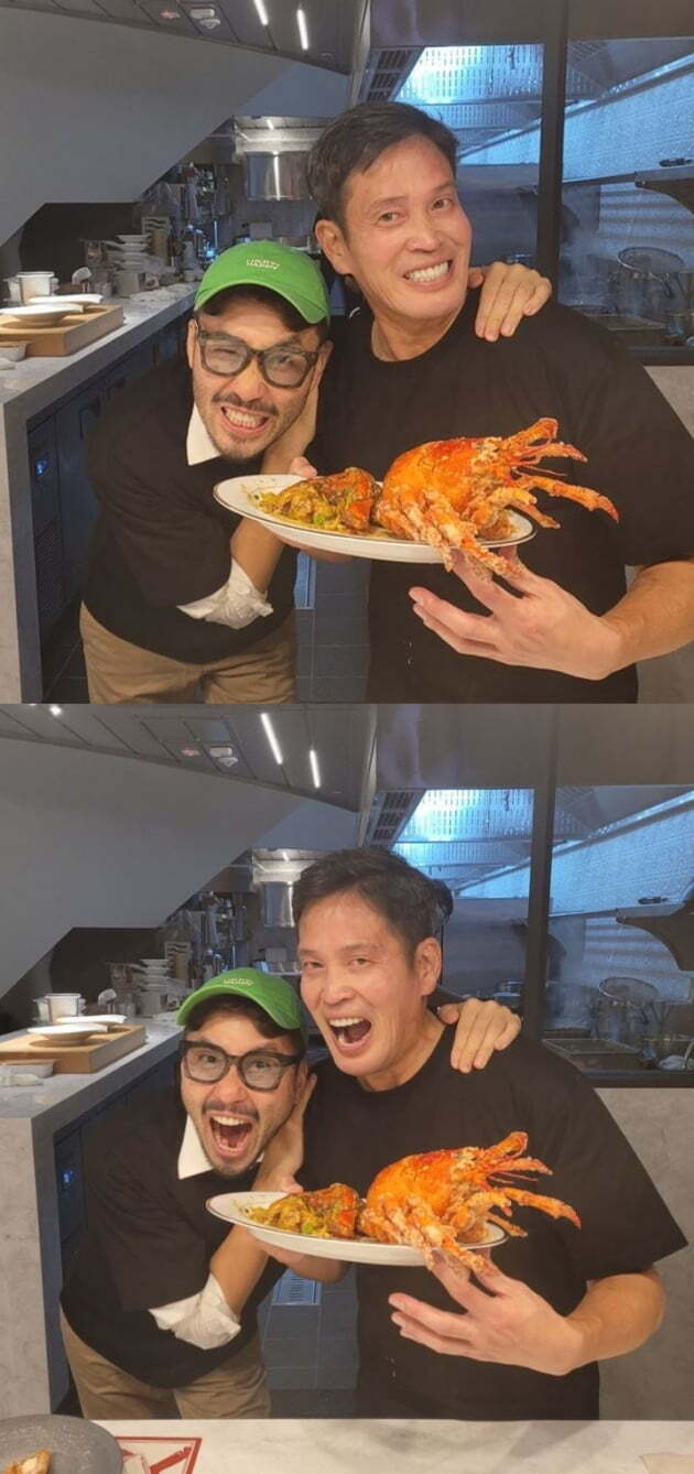 Broadcaster Noh Hong-chul boasted of his friendship with Vice Chairman of the New World, Jin Yong-jin.Noh Hong-chul posted several photos on his SNS account on the 27th, along with articles. The day the tongue went to the amusement park, he said.Its more delicious than the rice my mother gave me, he said.In the open photo, Noh Hong-chul stares at the camera with a shoulder-to-shoulder with Jeong Yong-jin, who smiled broadly and looked playful.Noh Hong-chul then informed A roller coaster in the mouth; a salivary gland is a Towers. Laser is .The netizens who watched the post responded such as Humanity Crazy, True Nuclear Insight, How far is the real network and What is the real network.On the other hand, Noh Hong-chul recently confirmed his appearance on Kim Tae-hos PD production Netflix Foobo and Tulbo.Noh Hong-chul, who is sincere about playing with the eating rain, is a variety entertainment program that goes to the taste, style and bruise of the whole country on the bike, which is the only common point of each other.