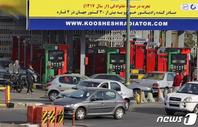 이란 전역의 주요소 전산망 마비에 대대적인 연료공급 중단 사태가 벌어졌다. 사진은 26일(현지시간) 테헤란의 한 주유소에 기름을 넣기 위해 길게 늘어선 행렬. © AFP=뉴스1 © News1 노선웅 기자