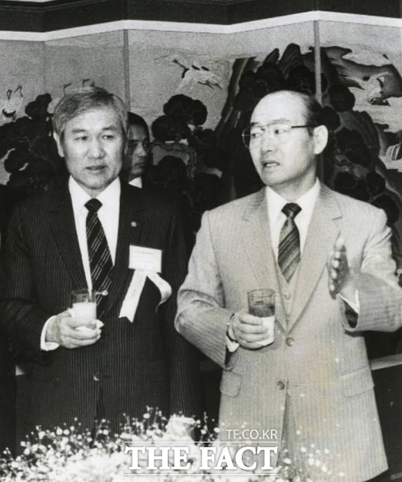 1987년 전두환 대통령과 나란히 서 있는 노태우 전 대통령(왼쪽)의 모습. /서울신문