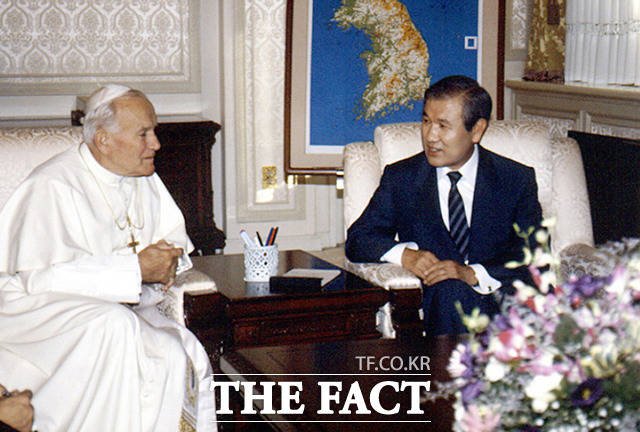 1989년 노태우 전 대통령이 방한한 교황 요한바오로2세와 대화하는 노 전 대통령. /뉴시스