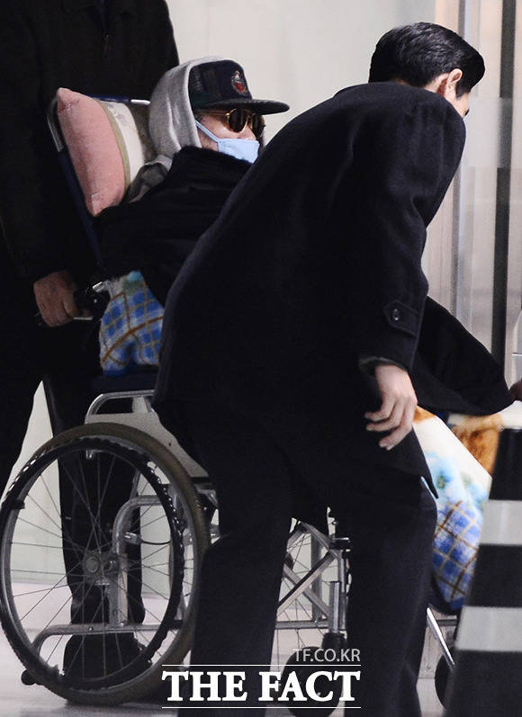 2015년 더팩트 카메라에 단독 포착된 서울대병원에서 퇴원하는 노 전 대통령. /이덕인 기자