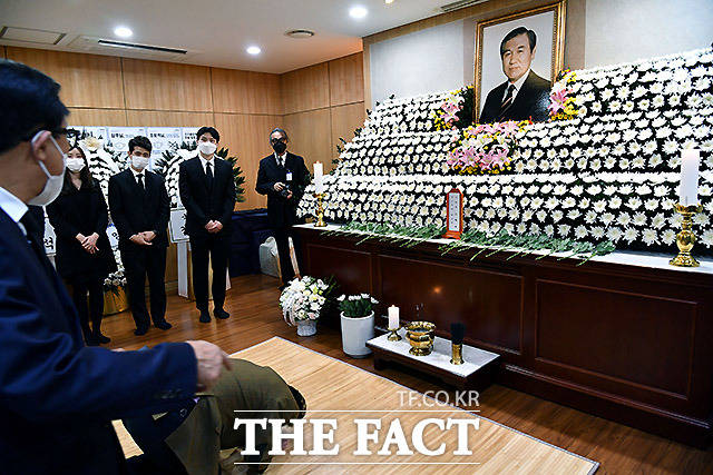 빈소가 마련된 서울대병원 장례식장에서 조문객들이 조문하고있다. /사진공동취재단