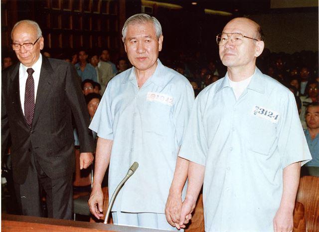 1996년 8월 26일 12·12사건 17년 만에 열린 선고 공판에서 서로 위로하듯 손을 맞잡고 있는 노태우 전 대통령과 전두환 전 대통령. 한국일보 자료사진