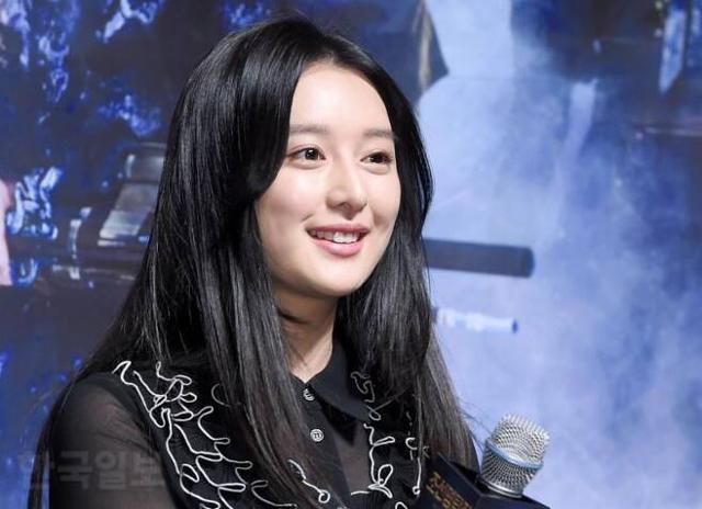 Actor Kim Ji-won is expected to move his agency and start a new start.As a result of the report on the morning of the 27th, Kim Ji-won will not re-sign with Salt Entertainment but will move to a new agency. Many of his agencies are now hoping for a meeting with Kim Ji-won.Salt Entertainment said it was cautious, saying it was not a renewal period. However, many industry officials believe that Kim Ji-wons Lee Juck to the company is a fact.In February last year, Salt Entertainment announced the signing of an exclusive contract with Kim Ji-won. I am grateful that I can make a new relationship with Kim Ji-won, who is loved by many people due to his irreplaceable charm. He said.Salt Entertainment is a company belonging to Park Shin-hye, Kim Sun-ho, Kim Jung-hwa and Kim Joo-heon.Based on sharing, amusement, love, trust, it aims to be a healthy management that has good influence.However, Kim Sun-hos personal life controversy has recently been a hot topic, and he has been criticized for his consistent and suspicions without responding immediately after the report.Meanwhile, Kim Ji-won made his debut as a CF model of Rollipop in 2010. Drama High Kick!Short Leg Counterattacks, Heirs, Sun Descendants, Ssam, My Way, Asdal Chronicles, and the movie Romantic Heaven, Scary Story, and Choson Detective: The Secret of a Blood Vampire.