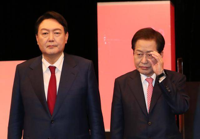 국민의힘 대선주자인 윤석열 전 검찰총장(왼쪽)과 홍준표 의원이 25일 오후 대전시 서구 만년동 KBS대전방송총국에서 열린 국민의힘 대전·세종·충남·충북지역 대선 경선 후보 합동토론회 시작 전 기념사진을 찍고 있다. 공동취재단