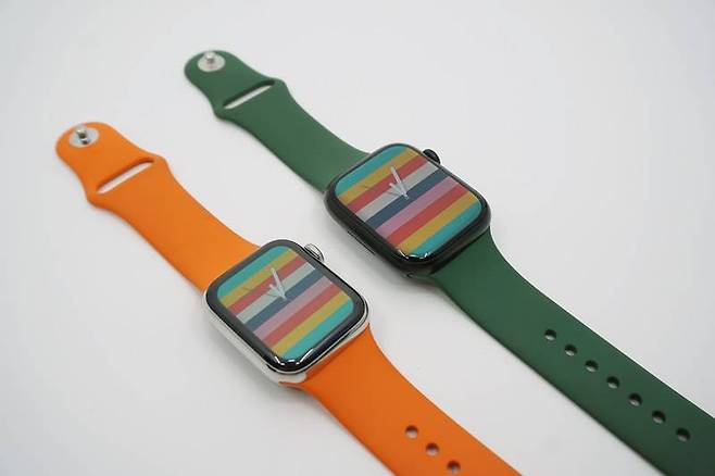 애플 워치 6 40mm 모델(왼쪽)과 베젤 비교. 베젤이 확실히 더 얇아졌다