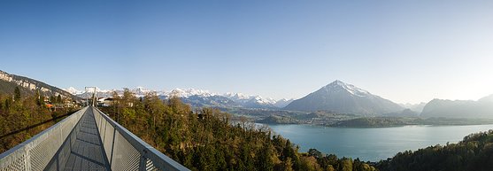 스위스 툰 호숫가의 지그리스빌 다리. 다리 위에서 알프스와 툰 호수의 절경이 파노라마로 열린다. 사진 스위스관광청
