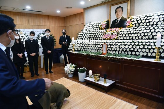 노태우 전 대통령이 향년 89세를 일기로 사망한 가운데 27일 빈소가 마련된 서울대병원 장례식장에서 조문객들이 조문하고 있다. [사진공동취재단]
