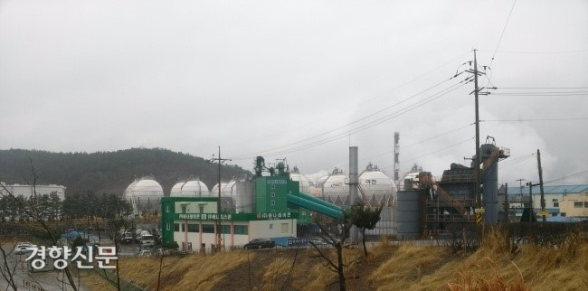 2014년 3월 25일 여수산업단지 공장들에서 나오는 하얀 연기들이 낮게 펼쳐져 있다. 경향신문 자료사진.