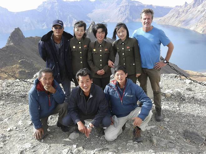 2017년 백두산 정상에서 로저 셰퍼드(뒷줄 오른쪽)가 북한 원정지원팀 및 여성 안내원들과 함께 사진을 찍었다. 로저 셰퍼드 제공