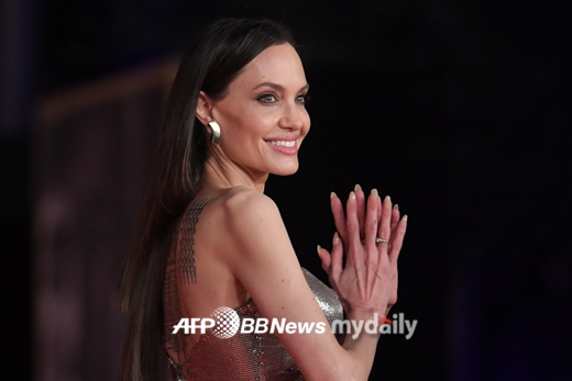 Hollywood star Angelina Jolies sloppy head is gathering attention.Angelina Jolie stepped on Red Carpet in a silver metal mesh atelier Versace gown at the premiere of the film The Eternals at the Rome Film Festival on Monday.Paige Six noted that fans have not taken their eyes off her wild, bumpy hairstyle, which is not mixed with her brunette hair.How can Angelina Jolie get her to walk Red Carpet with her chubby hair like this, someone is fired, one netizen tweeted.Another netizen noted the long-standing feud between Angelina Jolie and Jenifer John Aniston, whom Brad Pitt married before they split, saying: The person who had Angelina Jolies clutter must be a friend of Jenifer John Aniston.Im not a hairdresser, but someone with Angelina Jolies hair was wrong or drunk, he said.Meanwhile, Marvel Studios Tunnel is a film about the story of immortal heroes who have lived without revealing themselves for thousands of years, reuniting themselves to confront the oldest enemy of mankind, Debianz, since Avengers: Endgame.Hollywoods leading actor Angelina Jolie, who renews the character of each work, is gathering topics with actors such as Richard Madden, Kumail Nanjiani, Selma Hayek and Gemma Chan of HBOs popular drama Game of Thrones series.Domestic actor Ma Dong-seok, who has been greatly loved by his overwhelming presence and extraordinary characters in Busan, Crime City and With God series, is joining Gilgamesh Station and is expecting more.In addition, she has been awarded the 93rd Academy Awards Award for Best Picture and Director for Nomadland, the 78th Golden Globe Awards Award for Best Picture and Director, the 77th Venice International Film Festival Golden Lion Award, and the award procession of more than 232 categories. It will present a new World of Marvel in the story.The best-selling film Tunnel in 2021 will be released on November 3.