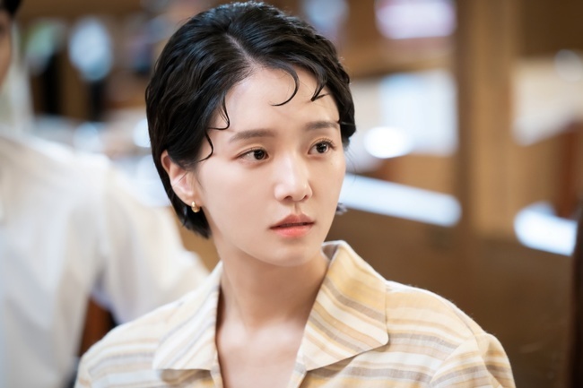 Daly, the leading female character of Kandy, a prominent conglomerate with only the Dary and Gamja-tang pattern, faces unusual events again.KBS 2TV drama Dali and Gamja-tang (played by Son Eun-hye, Park Se-eun / Director Lee Jung-seop / Producer Monster Union Corpus Korea) sided with Jin Muhak (Kim Min-jae) on October 27 at the first party of the song song song Art Gallery. SteelSeries.Dali was suddenly dead and bankrupt, and he was in a hurry.After his father, he became the chief of the chefong Art Gallery, and he feels the harsh reality every day, starting with the fact that his father devoted his life to Art Gallery, which took serious debt.At first glance, it looks like the Kandy type female protagonist, a print-only chaebol, but the way to cope with ordeals and overcome them is different from the main characters that were seen in other dramas.Dali begins to open his eyes to the world of reality that he has not known, breaks, bumps, and falls, but accepts reality calmly rather than complaining to the world that has driven him to despair.He also solves and overcomes problems in his own way, not with the help of Jin (Kim Min-jae), his ex-lover Jang Tae-jin (Kwon Yul-min), and his long-time Nam Sa-chin, Ju Won-tak (Hwang Hee-min).It is like a princess with a graceful appearance, but it is the reason why many viewers support Dali with a harder heart than anyone else.Park Gyoo-yeong, who plays Dali, said, I am always grateful that the audience gives Dali a variety of modifiers, unlike Dali and Gamja-tang, because they seem to be interested in and love the character.I think its fun to watch new modifiers while monitoring the responses, he said.In addition, Park Gyoo-yeong cited rice eggs as the most memorable expression among the various nicknames given by viewers.Viewers have shown affection by expressing the solid and red rice grain to Dali, expressing it as brave rice grain and amazing rice grain according to her joy and activity.Park Gyoo-yeong said, It was so creative and cute to express Dali as rice.I gave the expressions suitable for the scene such as brave rice grains, straight rice grains, and broken rice grains, and I liked the expression too much.There were quite a few moments when Dali was like rice. Park Gyoo-yeong then asked for the rest of the six times to watch Dalis growth period, raising expectations vertically.Will Darley be able to keep the songsung Art Gallery well, and more than anything else, watch how Dali will overcome the trials in front of him wisely and strongly, he said. And look forward to the lovely scenes that Muhak and Dali can show as they get closer.SteelSeries, unveiled with Park Gyoo-yeongs Interview, was spotted frozen at a dinner party for the first time with Dalis Muhak, chefong Art Gallery family.Unlike Muhak, the reason why the pupil earthquake came side by side makes the main broadcast more awaited.