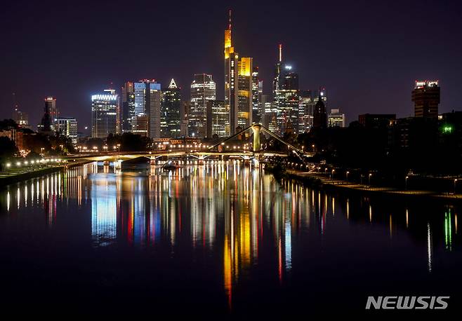 [AP/뉴시스] 올 9월 독일 프랑크푸르트 금융가와 그 앞 마인강 야경