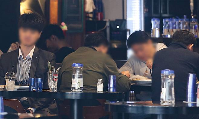 27일 서울 시내 한 식당에서 직장인들이 점심식사를 하고 있다. 뉴시스