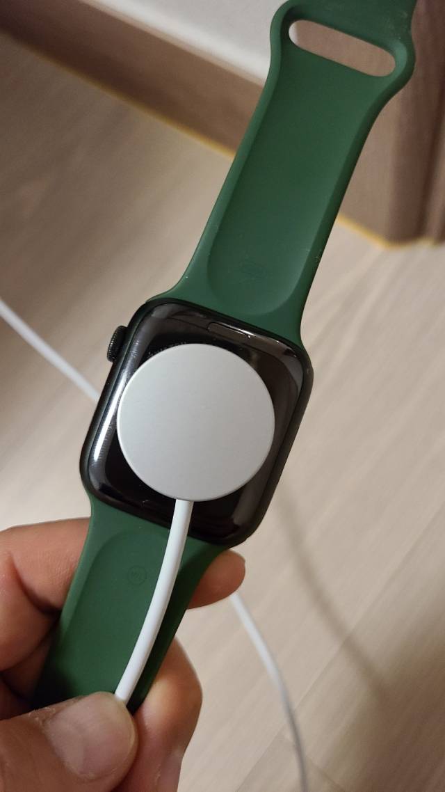 애플워치7의 전용 충전선으로 충전하는 모습/사진=노현섭 기자