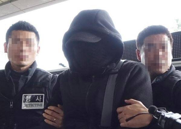 제주보육교사 살인사건으로 구속기소됐던 박모씨가 2018년 12월 제주동부경찰서로 압송되고 있다. (사진=뉴시스)