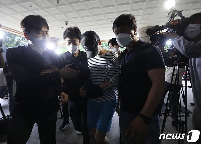 마포 오피스텔에서 친구를 숨지게 한 혐의를 받는 20대 남성이 15일 오전 서울 마포구 서울서부지방법원에서 열린 구속 전 피의자심문(영장실질심사)에 출석하고 있다. 2021.6.15/뉴스1 © News1 신웅수 기자