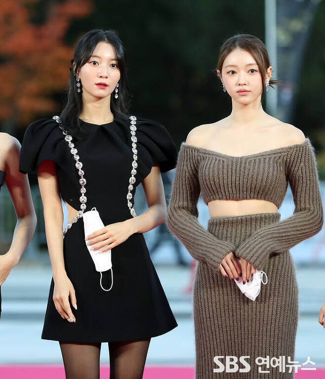 Binnie (left) and YooA of the group OH MY GIRL attend the Red Carpet event of the 2021 Korea Popular Culture and Arts Award held at the Theater of the Theater of the Theater in Seoul, Jung-gu, on the afternoon of the 28th.