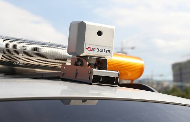 AI와 연결돼 고속도로의 포트홀을 찾아내는 카메라. [사진 한국도로공사]