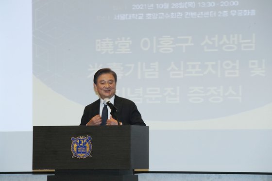 홍석현 중앙홀딩스 회장은 28일 이홍구 전 국무총리의 미수 기념 축하연에 참석해