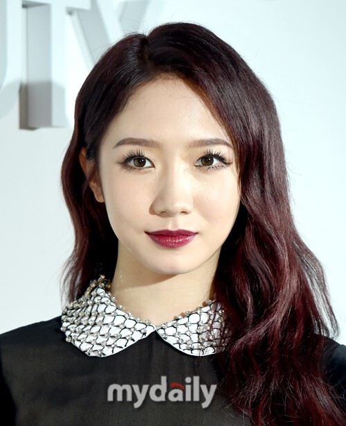 Girl group WJSN China member Migi (real name Mengmeichi and U.S.) was engulfed in the triangle relationship Scandal.The former GFriend of music producer Tao () posted a disclosure of the relationship between Tao and Migi through Chinas social media Weibo early on the 25th, and presented the chat conversations between the two as evidence.The former GFriend confirmed this on his cell phone, and it is argued that the relationship between Tao and Migi, which began in July, has continued until recently.I also noticed that the two of them traveled to Tibet last month.On the same day, Hwa Entertainment on Migis agency said, Migi does not know about the privacy of Tao, and he has never intervened in the relationship between the two.Miggy is currently a single, he said. We will take strong legal action against the spread of false facts.Migi expressed his position directly through the media and expressed his injustice.He admitted that he had traveled to a short meeting with Tao, but he did not know another relationship with Tao at that time.But the former GFriend claimed that Miggy had been actively in touch with the facts.Migi, who has been re-announced as a soloist, apologized to fans, saying, I am sorry to be disappointed by everyone who has been expecting me since my debut. He also said to former GFriend, who Disclosure this work, I want to say sorry for the impact on her life.Some brands that used Migi as a model due to this controversy quickly blocked the damage by taking pictures of Migi from SNS.Migi, who is in charge of sub-vocals and main dancers at WJSN, participated in the 2018 China edition of Produce 101, Creation 101, and ranked first in the list.Although it was originally a position to carry out two group activities, domestic activities have been virtually suspended since they moved to China.