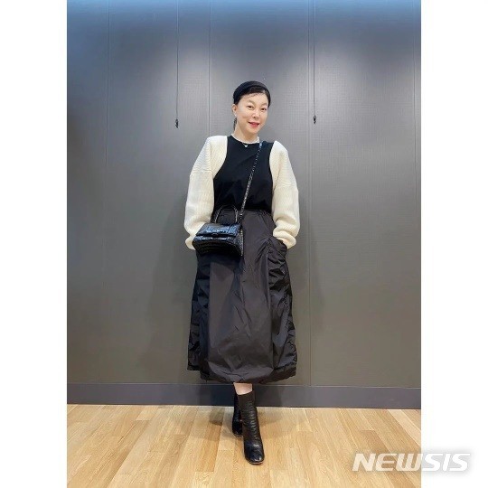 On the 28th, Hwa-Jeong Chois Power Time official Instagram said, Hwa-Jeong Choi fashion.The new studios first outing background, lighting, and model are perfect and a picture of Hwa-Jeong Choi was posted.Hwa-Jeong Choi poses in a studio in a chic black dress; during Hwa-Jeong Choi, visual and golden ratios evoke the admiration of viewers.Meanwhile, Hwa-Jeong Choi is in the process of SBS Power FM Hwa-Jeong Chois Power Time.