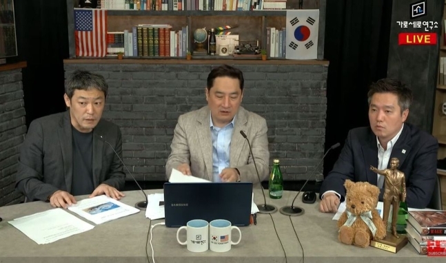 유튜브 채널 ‘가로세로연구소’에 함께 출연했던 김용호씨(왼쪽부터)·강용석 변호사·김세의씨. 유튜브 캡처