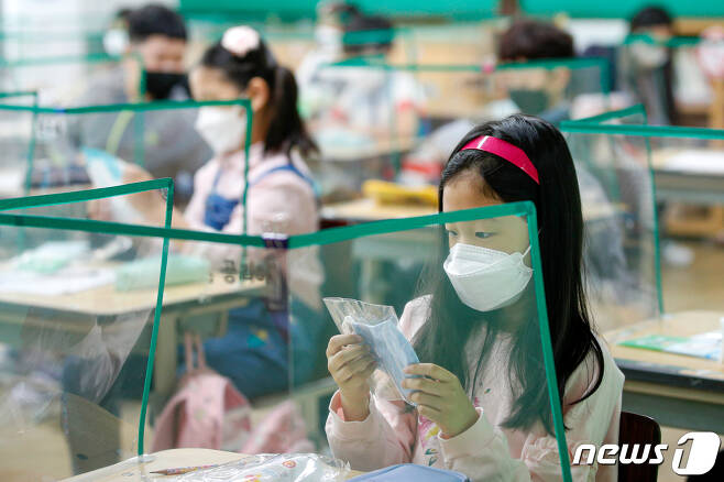 서울 한 초등학교 학생들이 책상에 놓인 마스크를 살펴보고 있다. 2020.6.3/뉴스1 © News1 안은나 기자